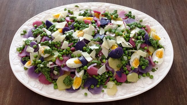 Aardappelsalade van Ottolenghi met paarse, roze en gele aardappelen