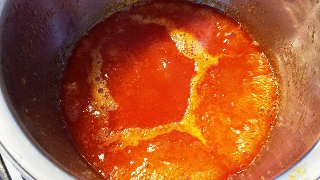 De jam na het pureren en zeven nog even opkoken