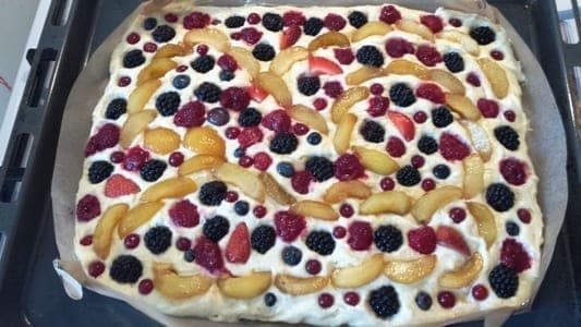 Plaatcake met zomerfruit voor het bakken